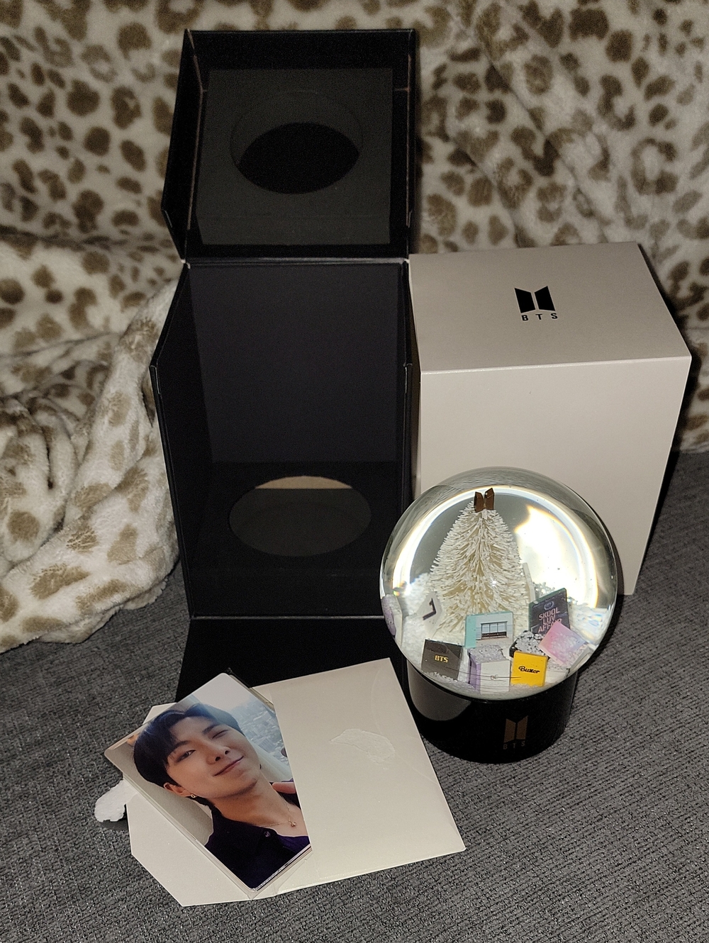 BTS Snow Globe withPhotocards